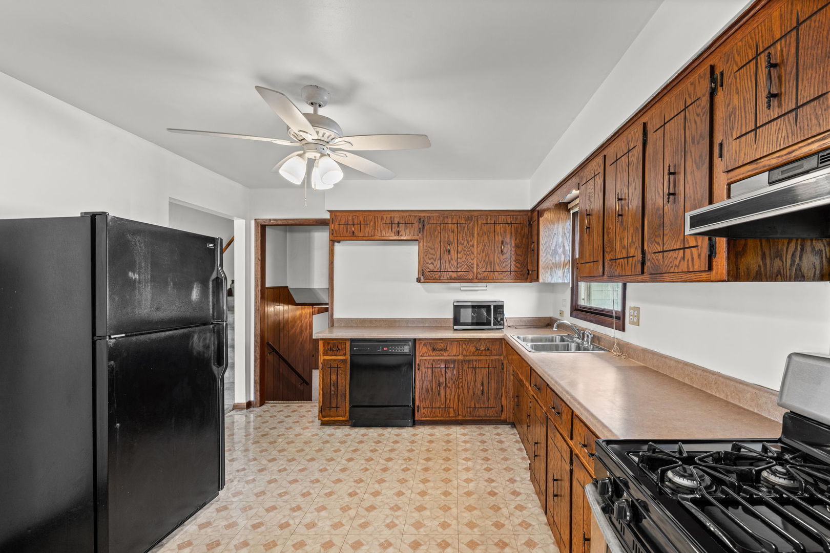 22w313 1 St Street Property Photo 8