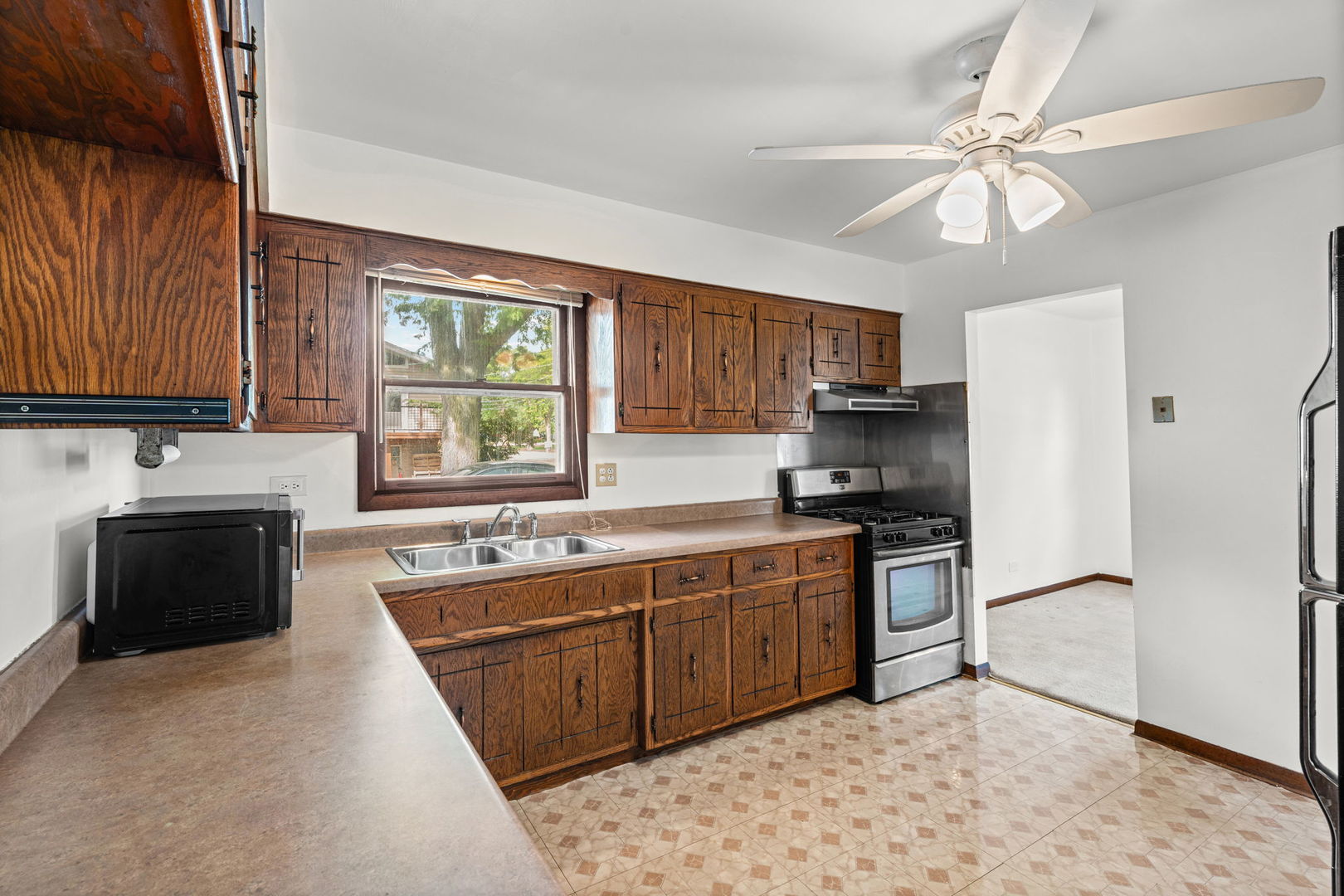 22w313 1 St Street Property Photo 10
