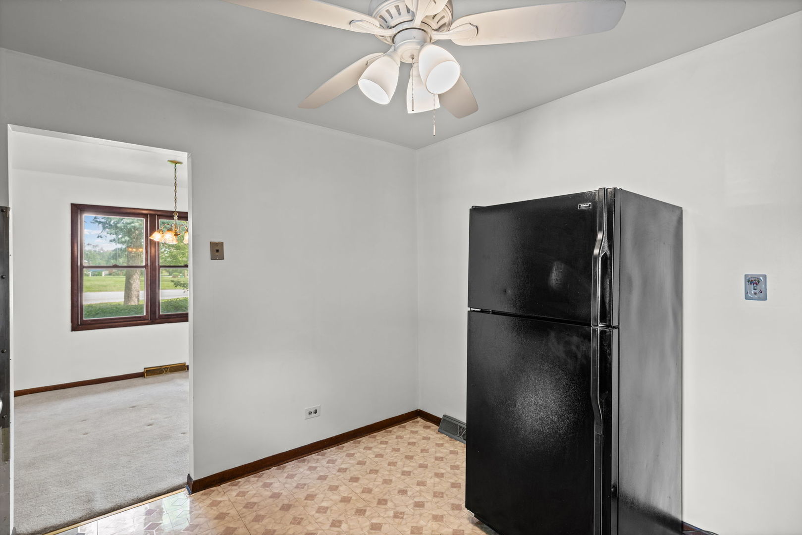 22w313 1 St Street Property Photo 11