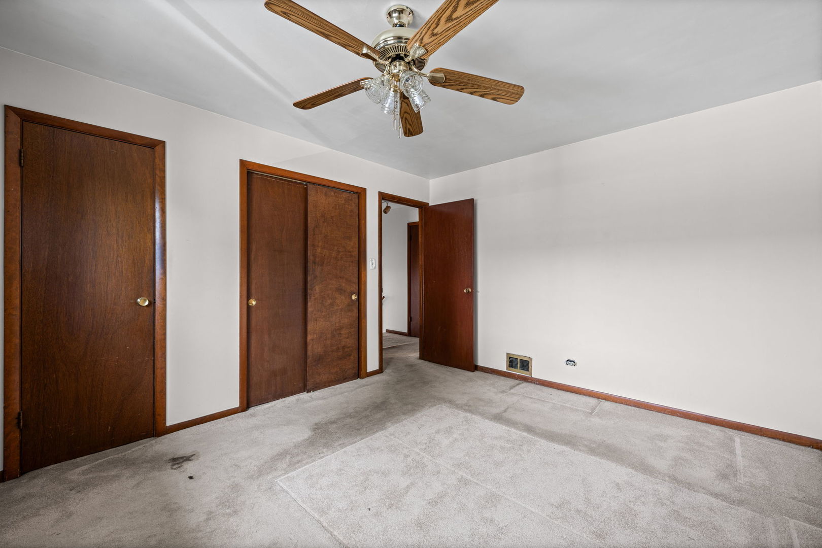 22w313 1 St Street Property Photo 12
