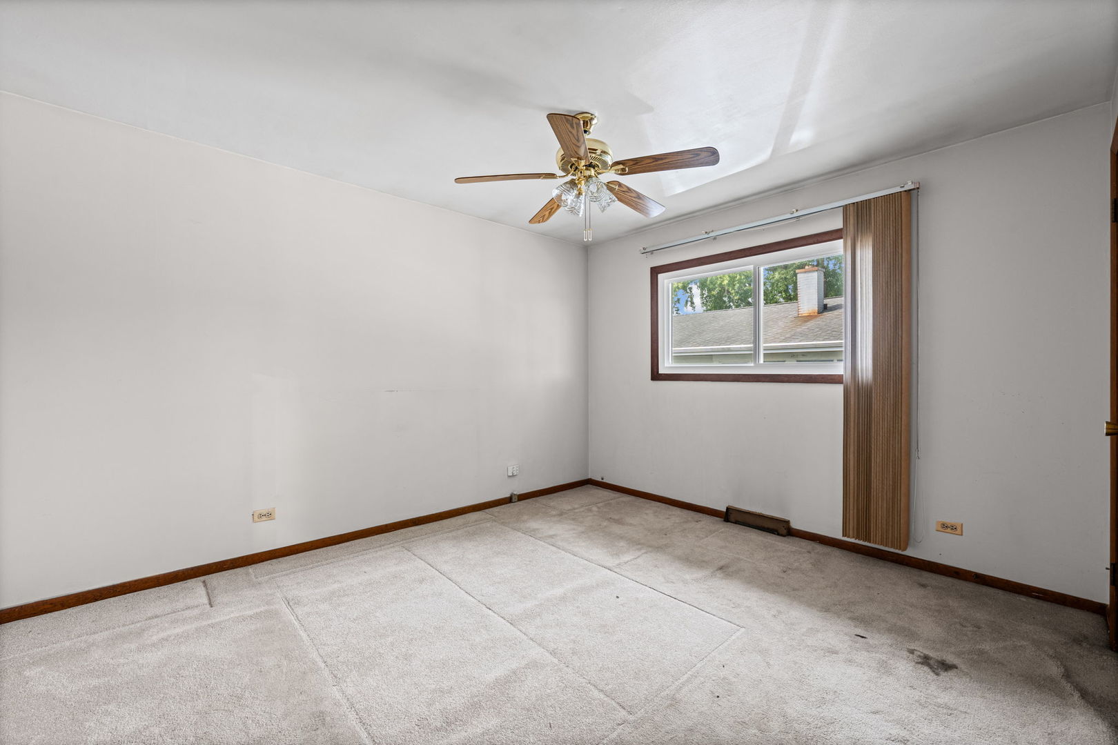 22w313 1 St Street Property Photo 13