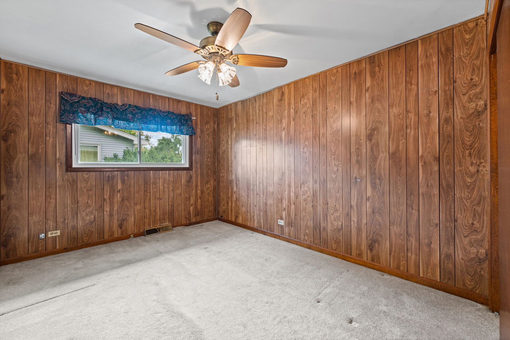 22w313 1 St Street Property Photo 16