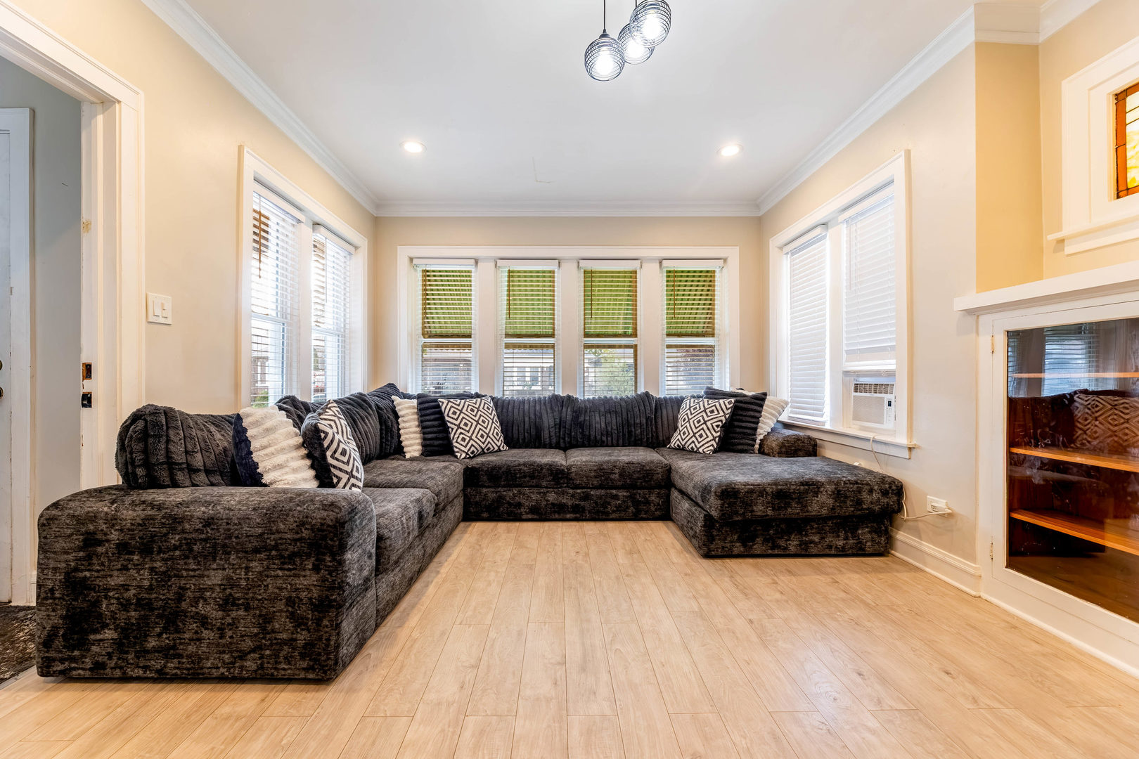 6207 S California Avenue Property Photo 8