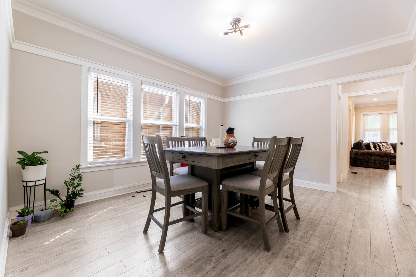 6207 S California Avenue Property Photo 10