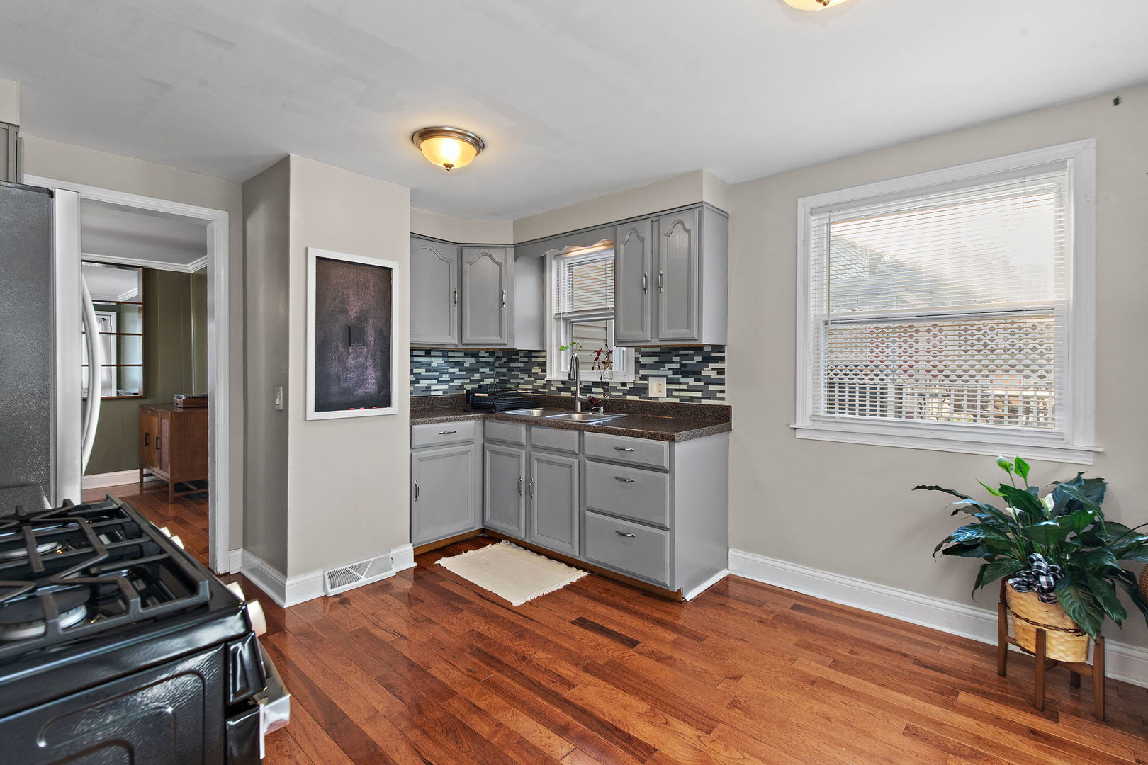 651 W New York Street Property Photo 9