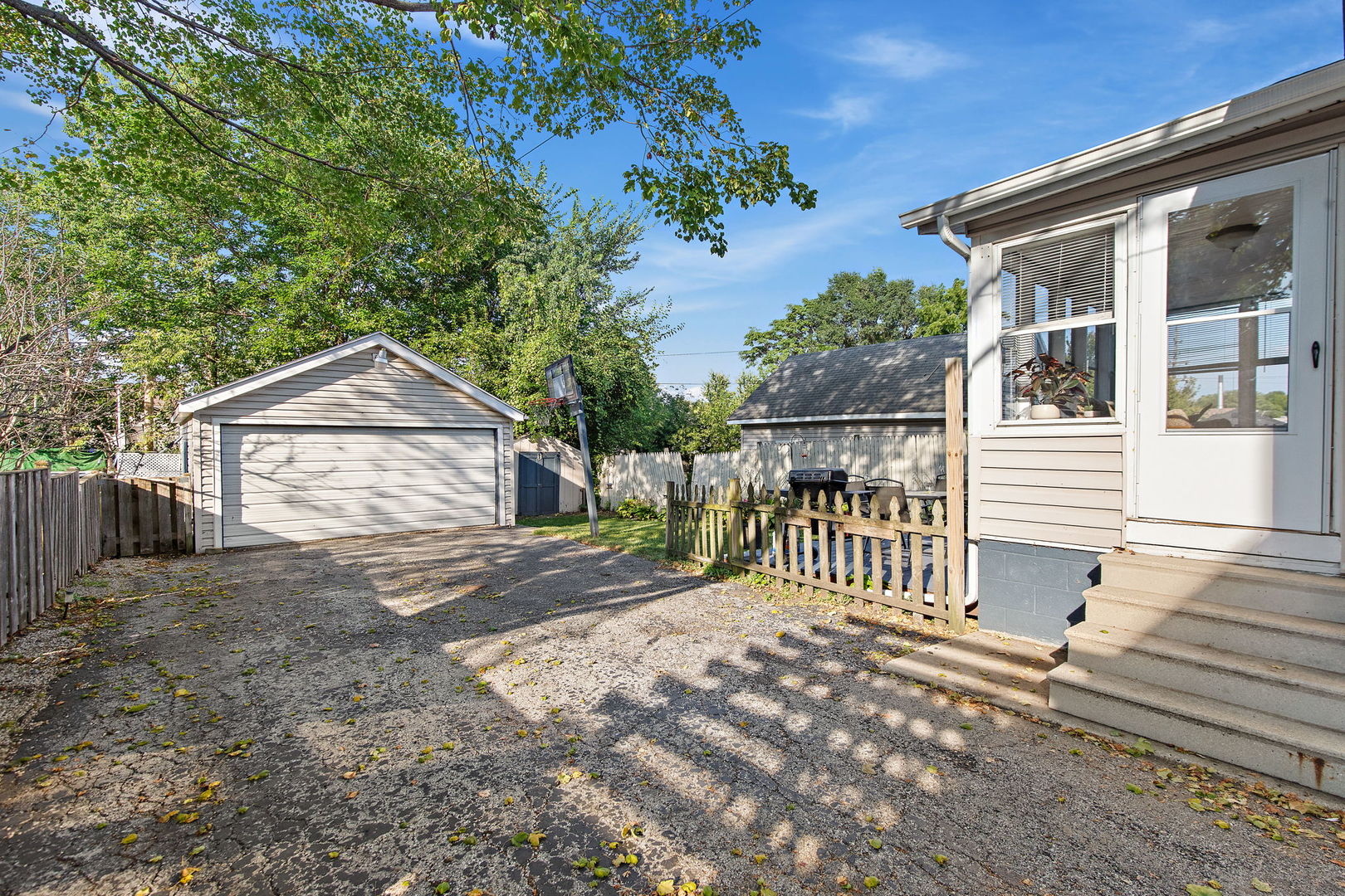 651 W New York Street Property Photo 23