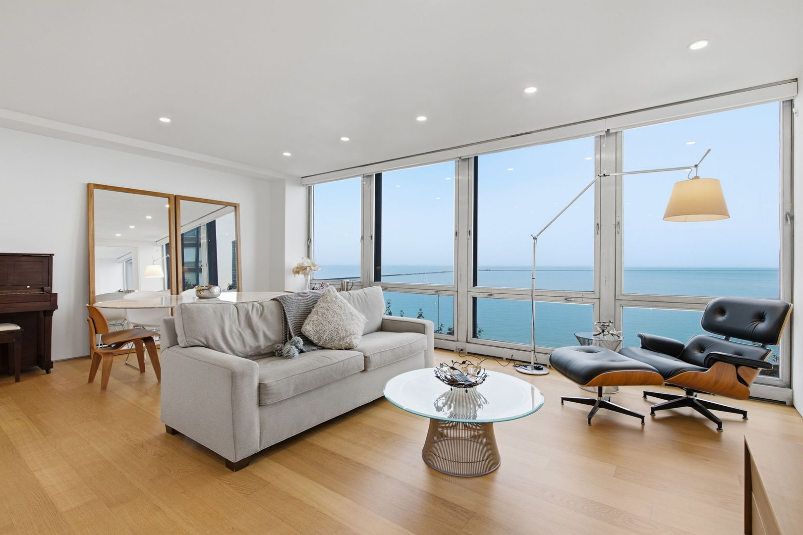 880 N Lake Shore Drive 4b Property Photo 3