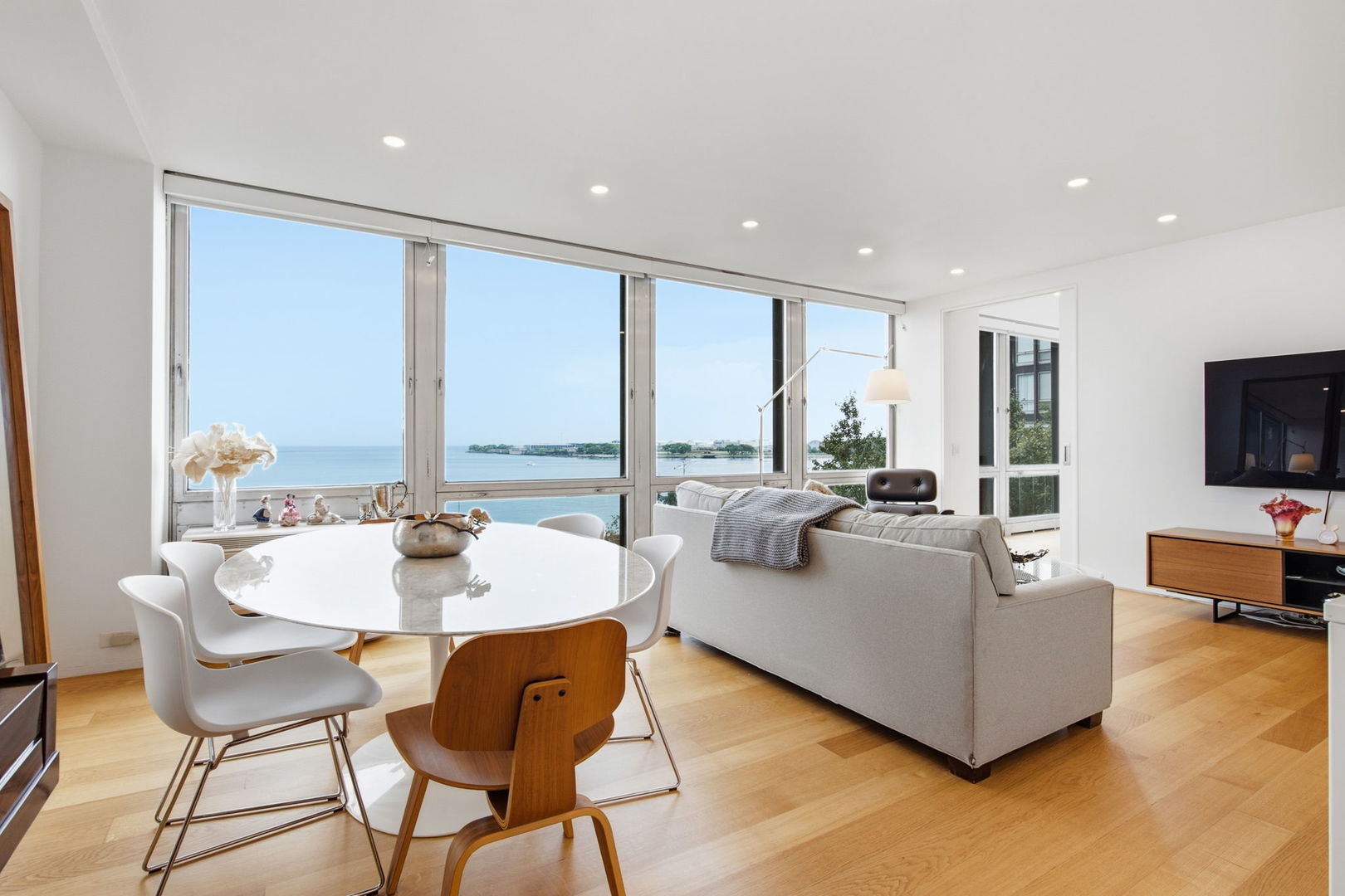 880 N Lake Shore Drive 4b Property Photo 11