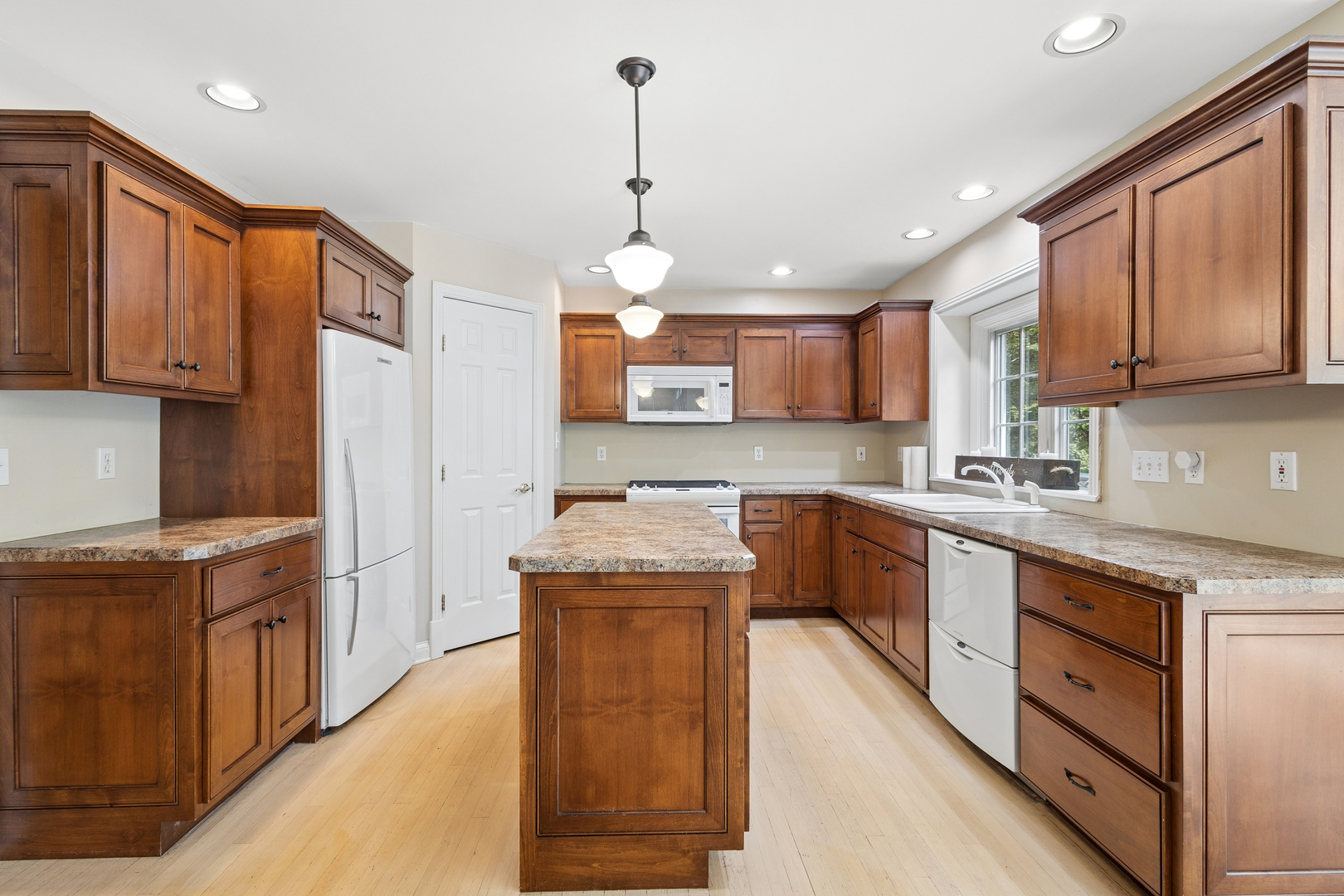 141 W Tam O Shanter Drive Property Photo 8