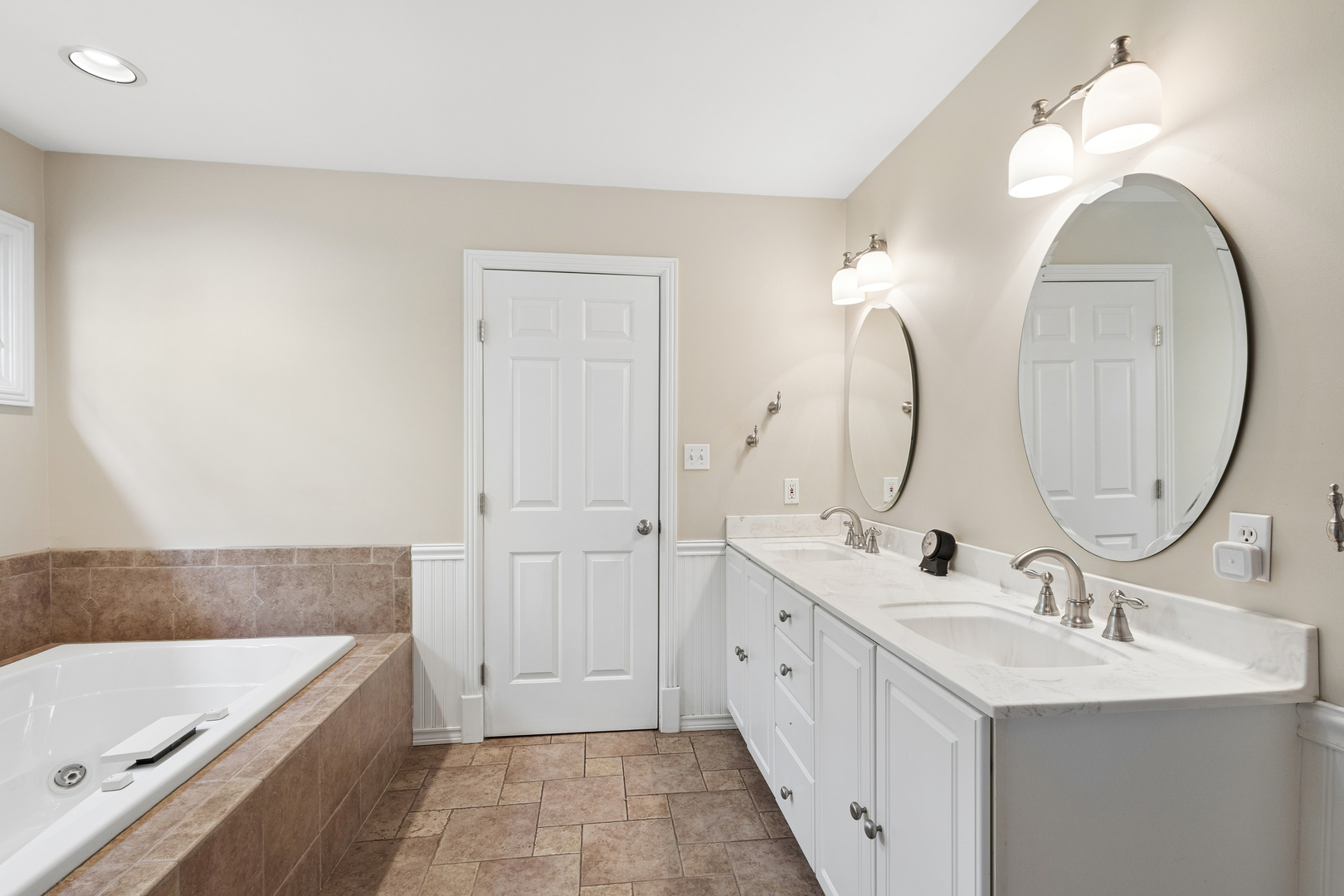 141 W Tam O Shanter Drive Property Photo 12