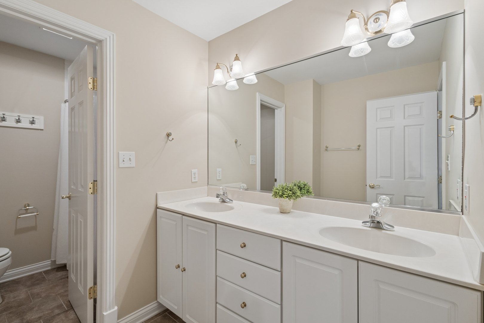 141 W Tam O Shanter Drive Property Photo 15