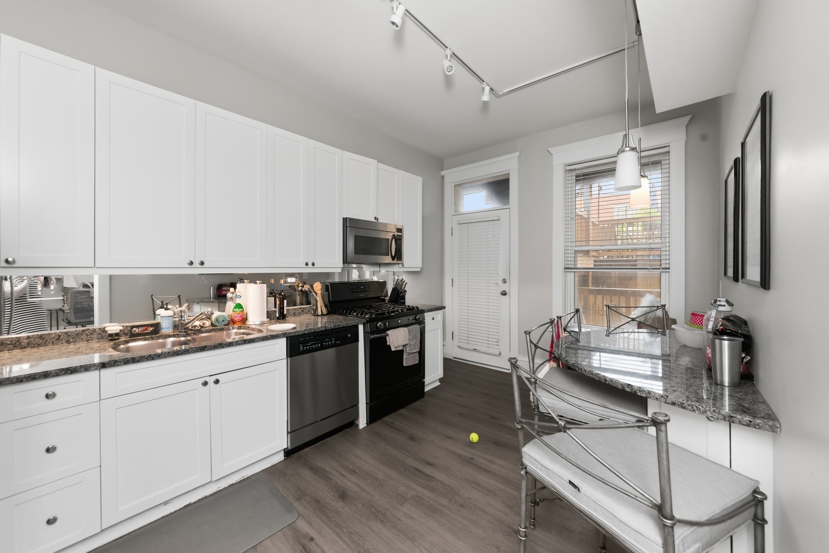 954 W Cuyler Avenue 1e Property Photo 8