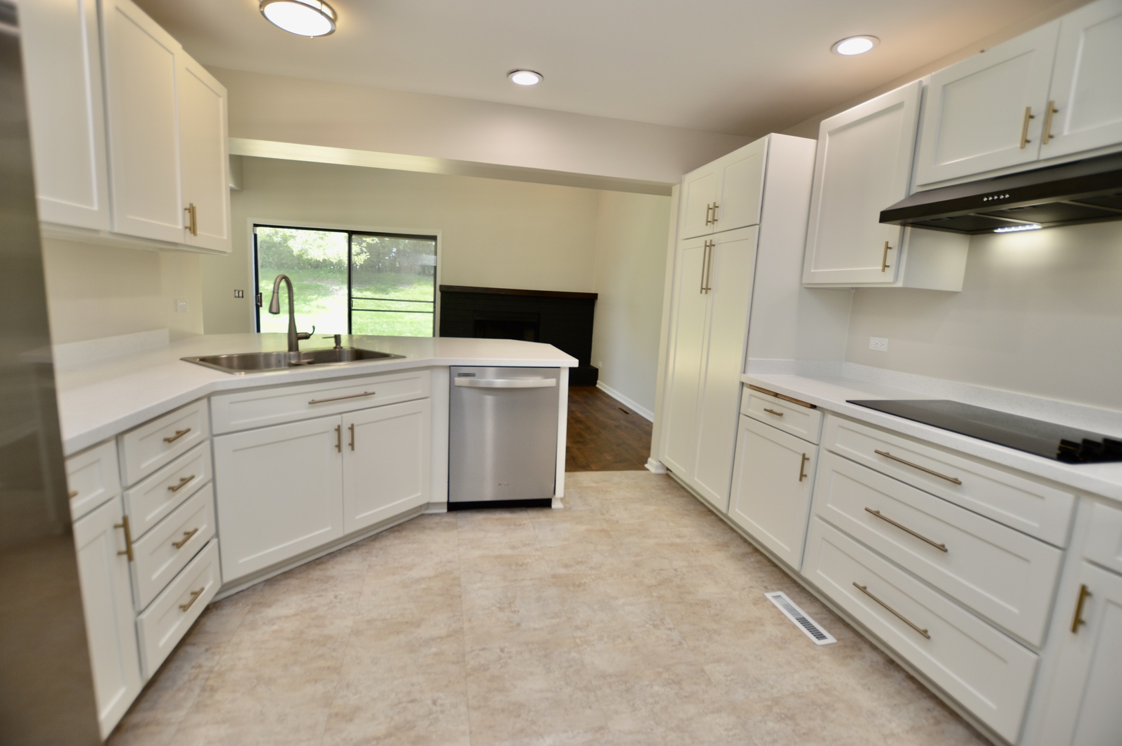 516 N Thornwood Drive Property Photo 6