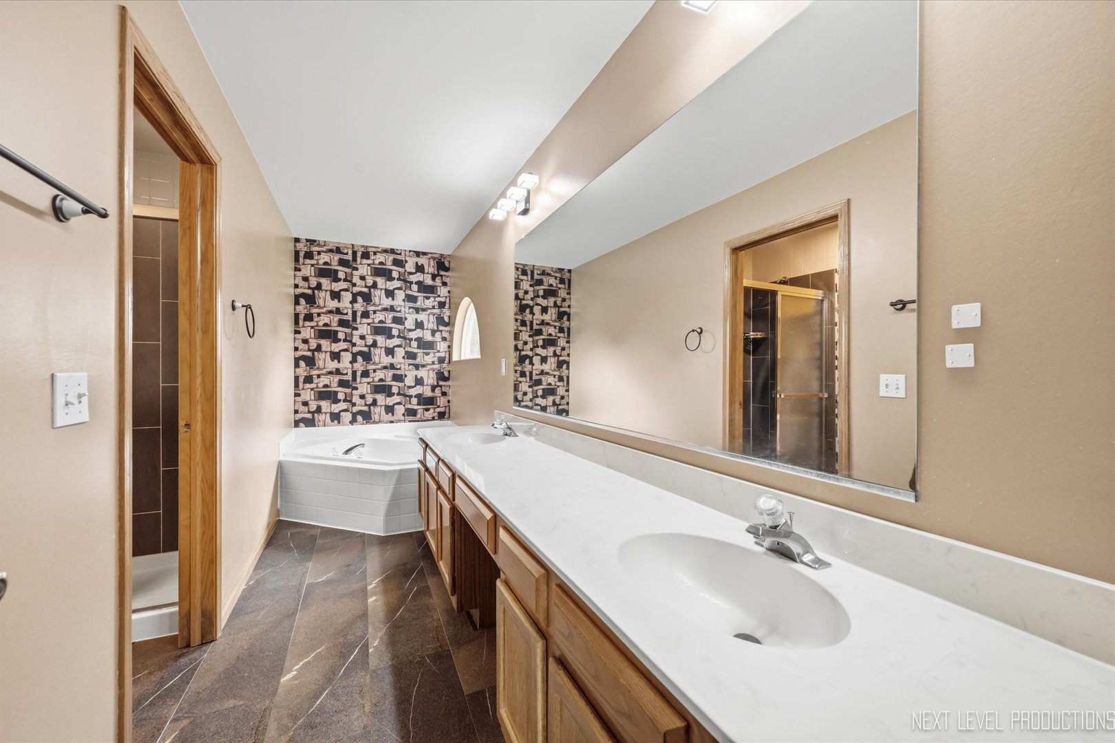 2513 Briarwood Court Property Photo 16