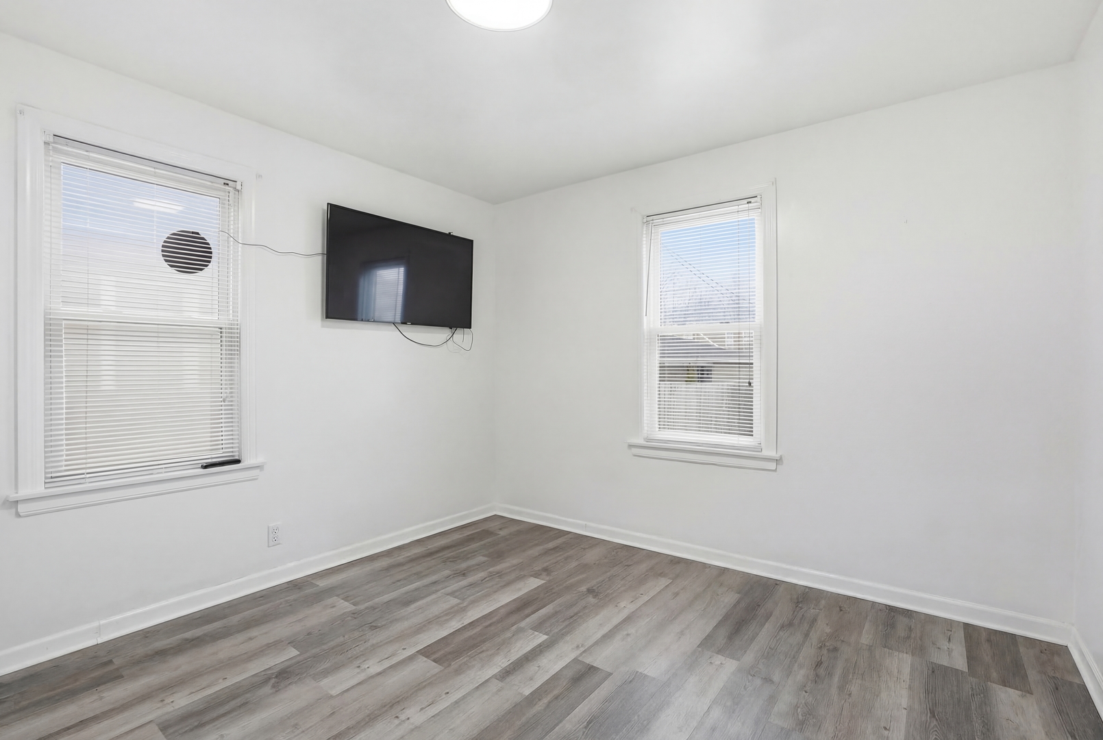 10941 S Avenue C Property Photo 14