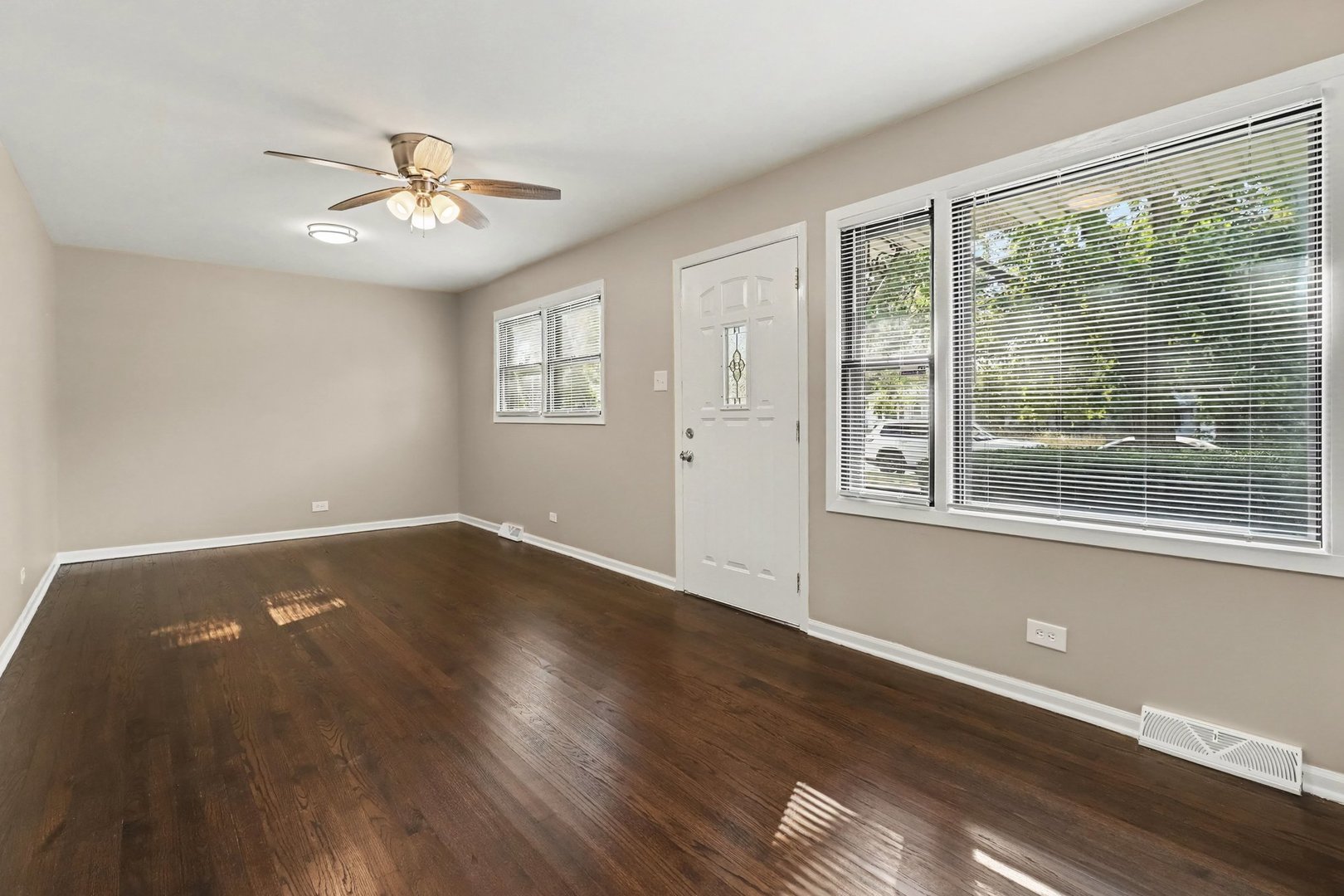 16229 Woodbridge Avenue Property Photo 4