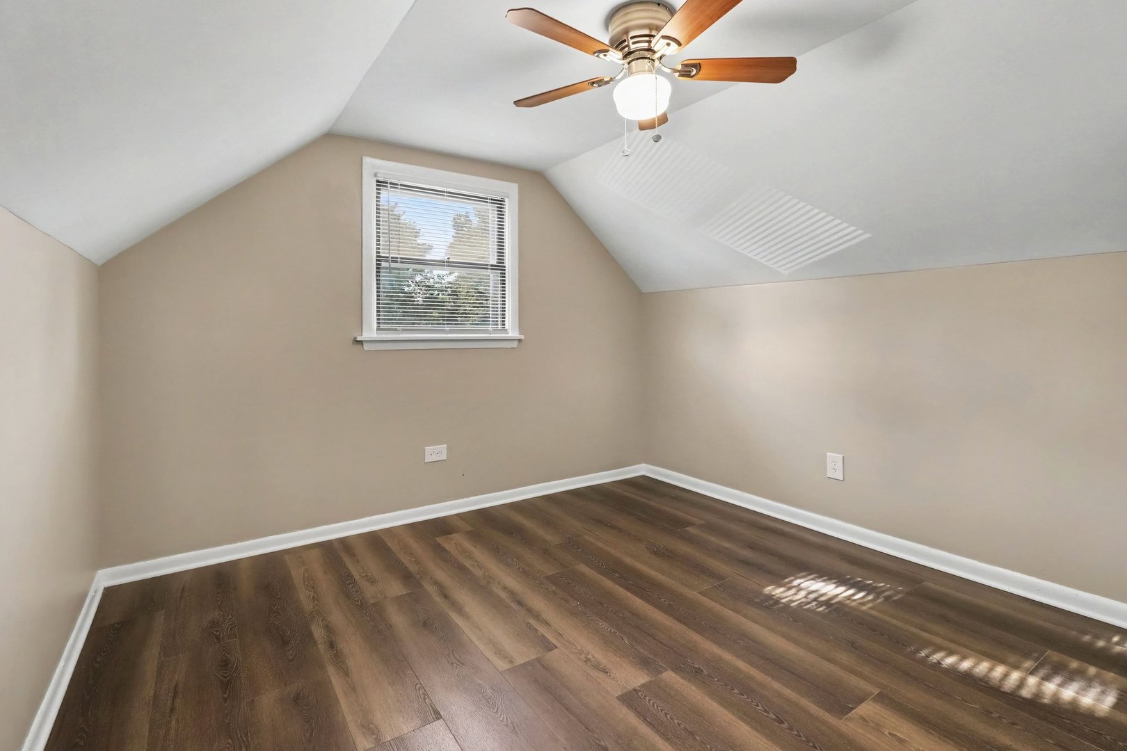 16229 Woodbridge Avenue Property Photo 11