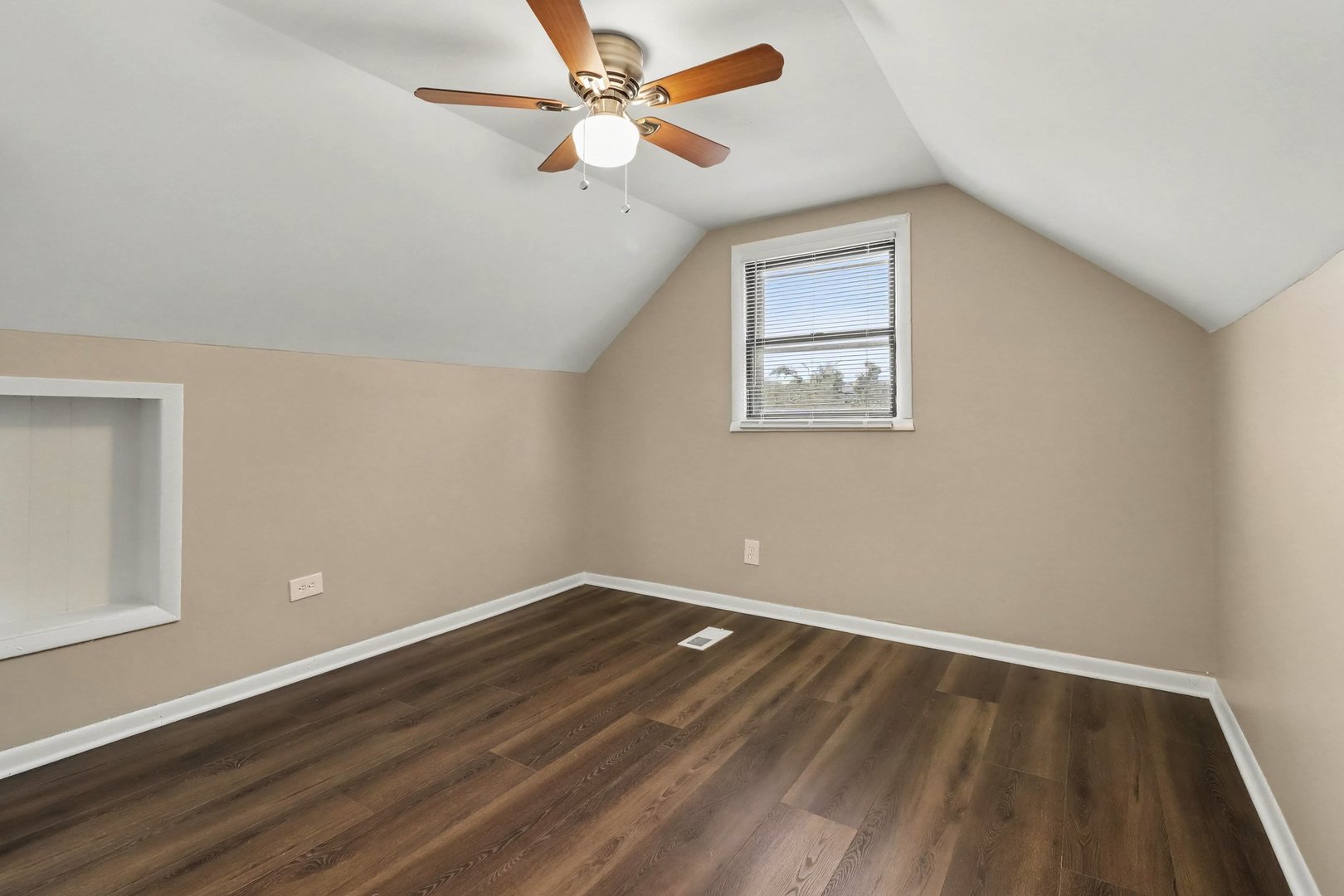 16229 Woodbridge Avenue Property Photo 14