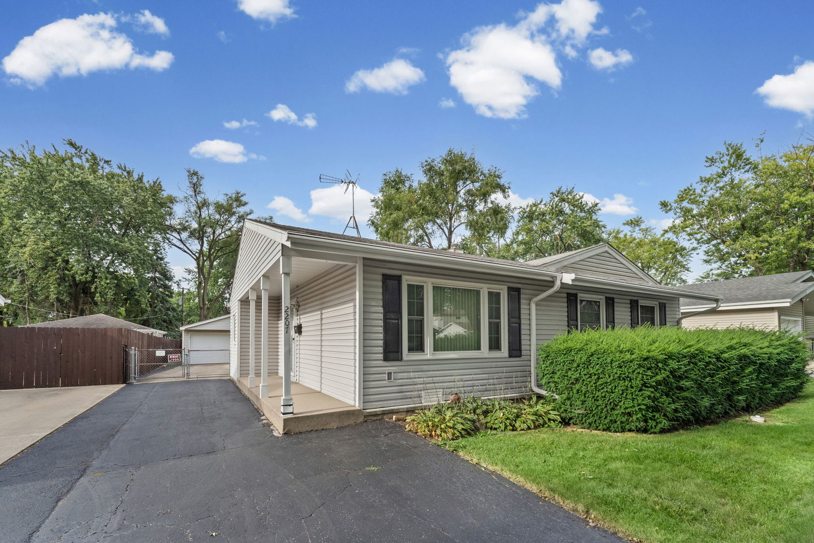 2207 Kingfisher Lane Property Photo 2