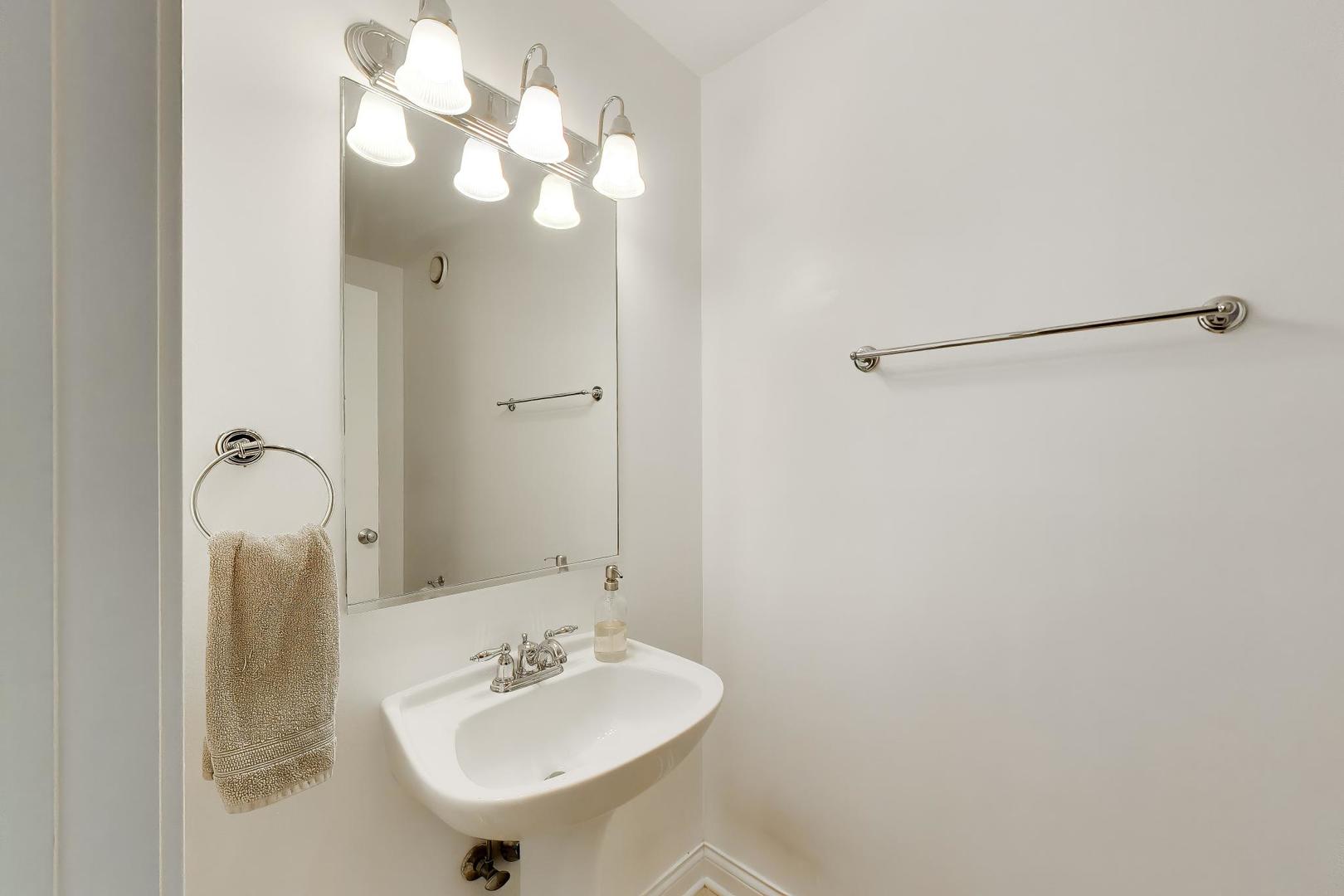 230 W Division Street 1107 Property Photo 17