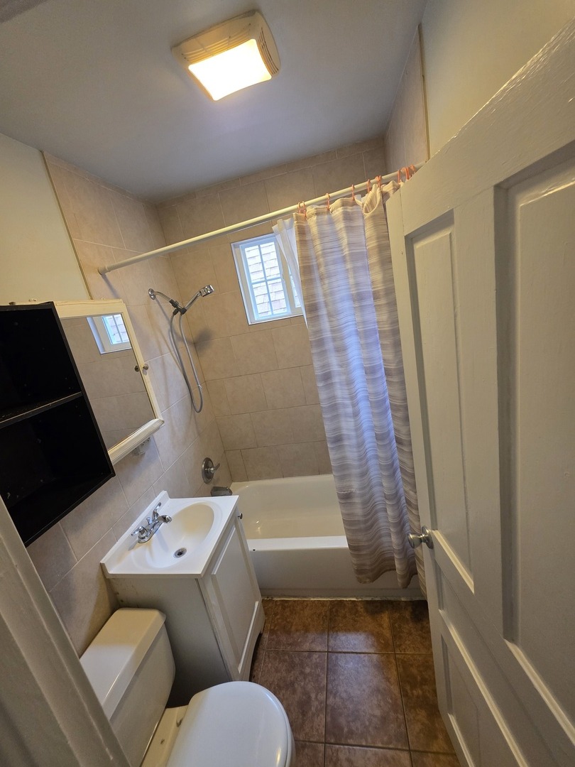3419 W Beach Avenue 2 Property Photo 3