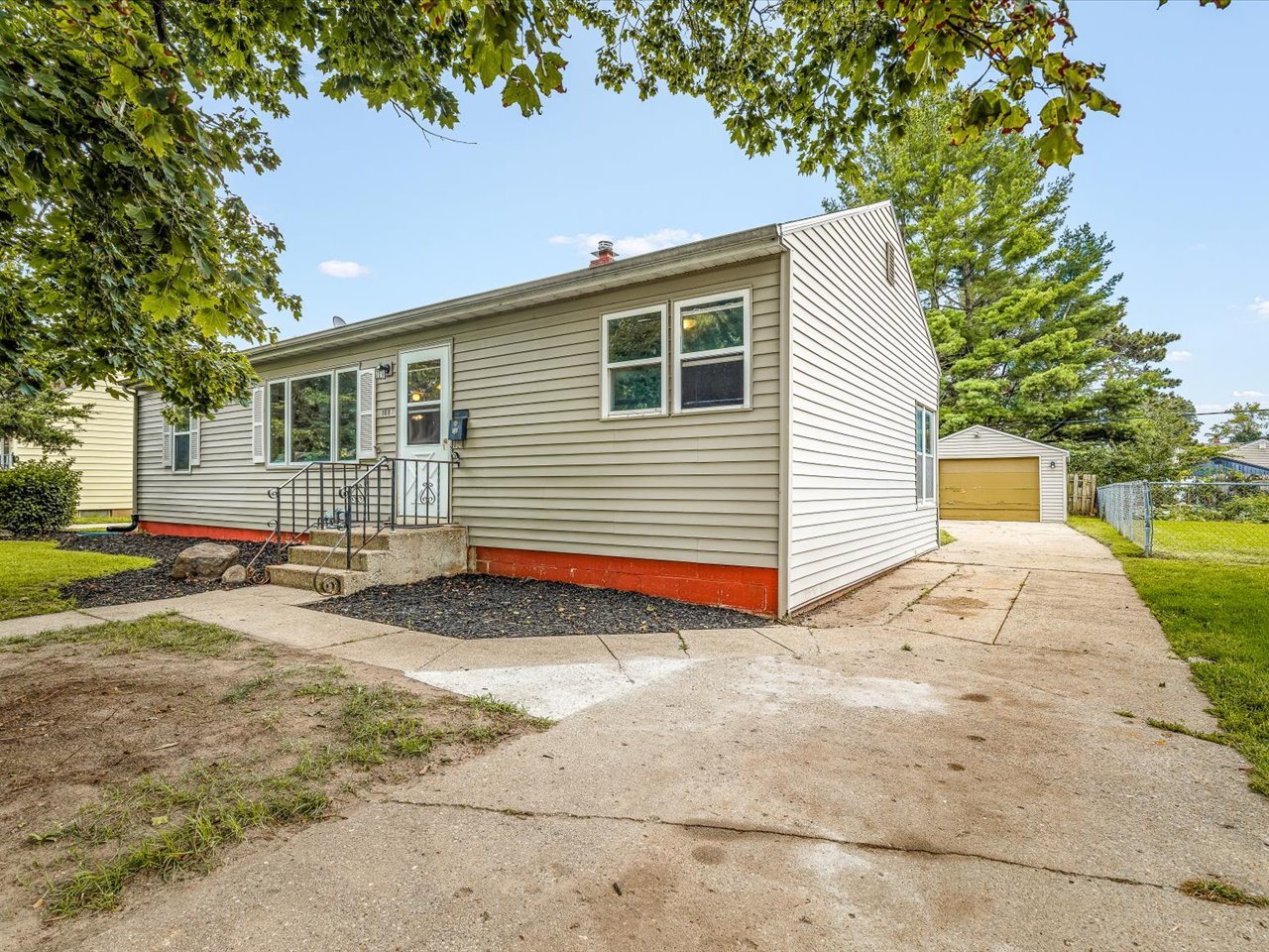 1007 E Hosmer Street Property Photo 3