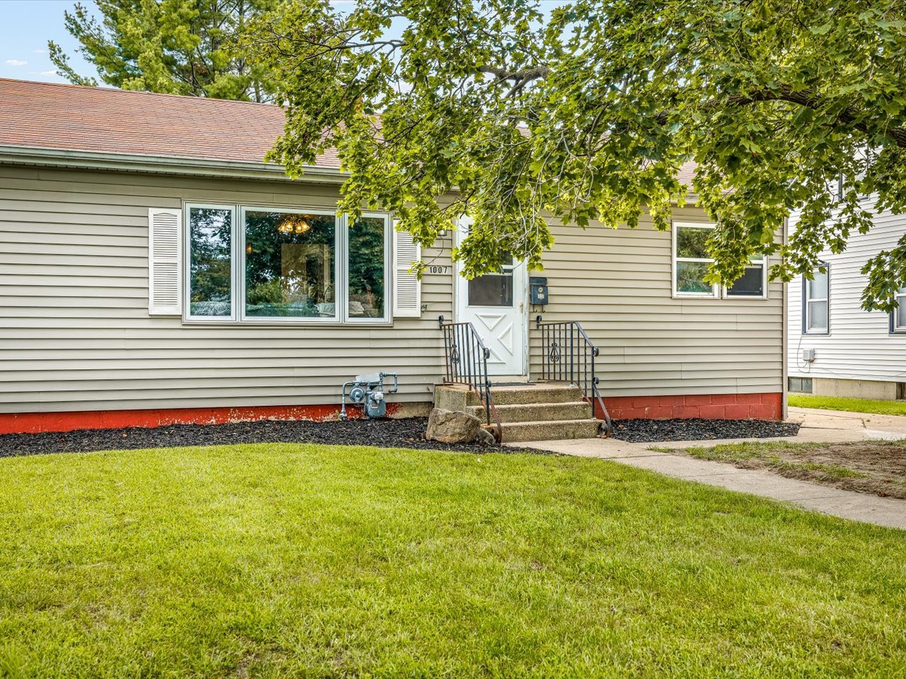 1007 E Hosmer Street Property Photo 4