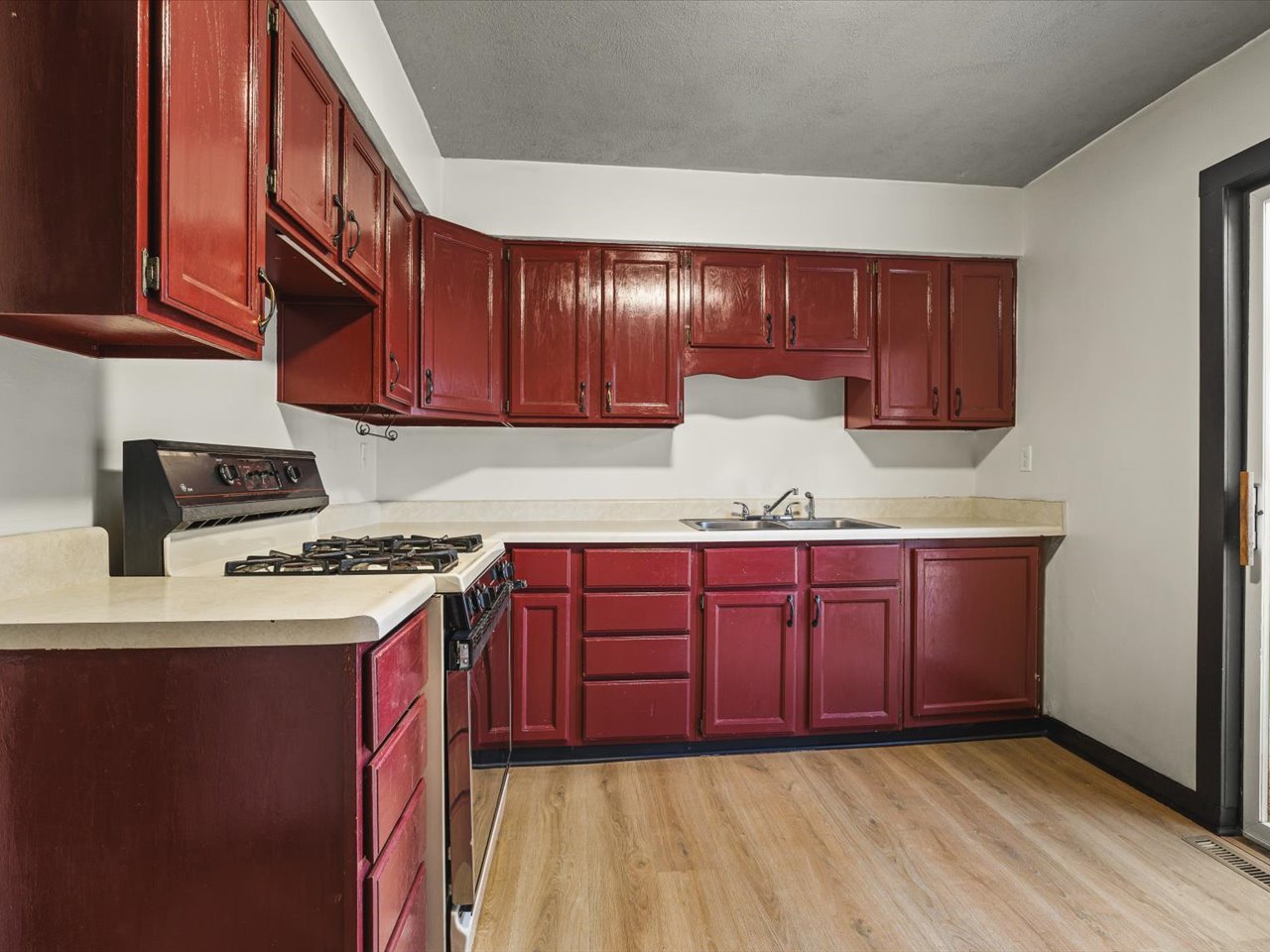 1007 E Hosmer Street Property Photo 8