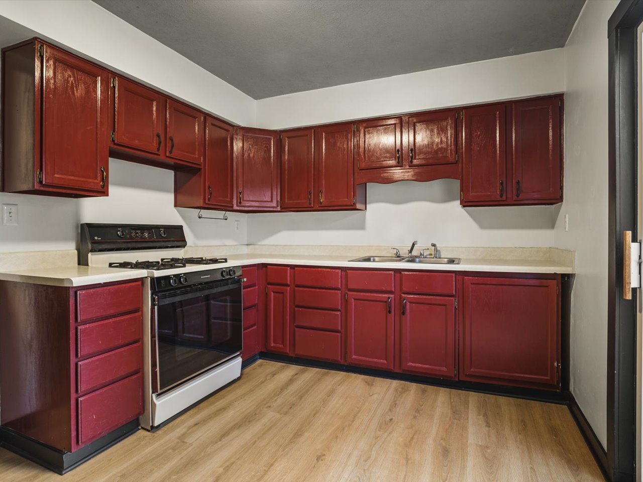 1007 E Hosmer Street Property Photo 9
