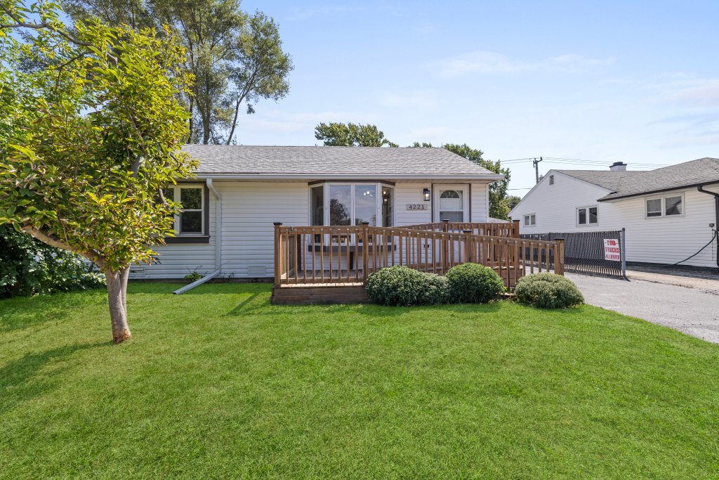 4221 Southwest Highway Property Photo 1