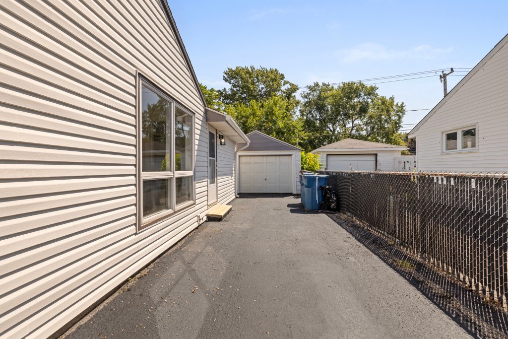 4221 Southwest Highway Property Photo 16