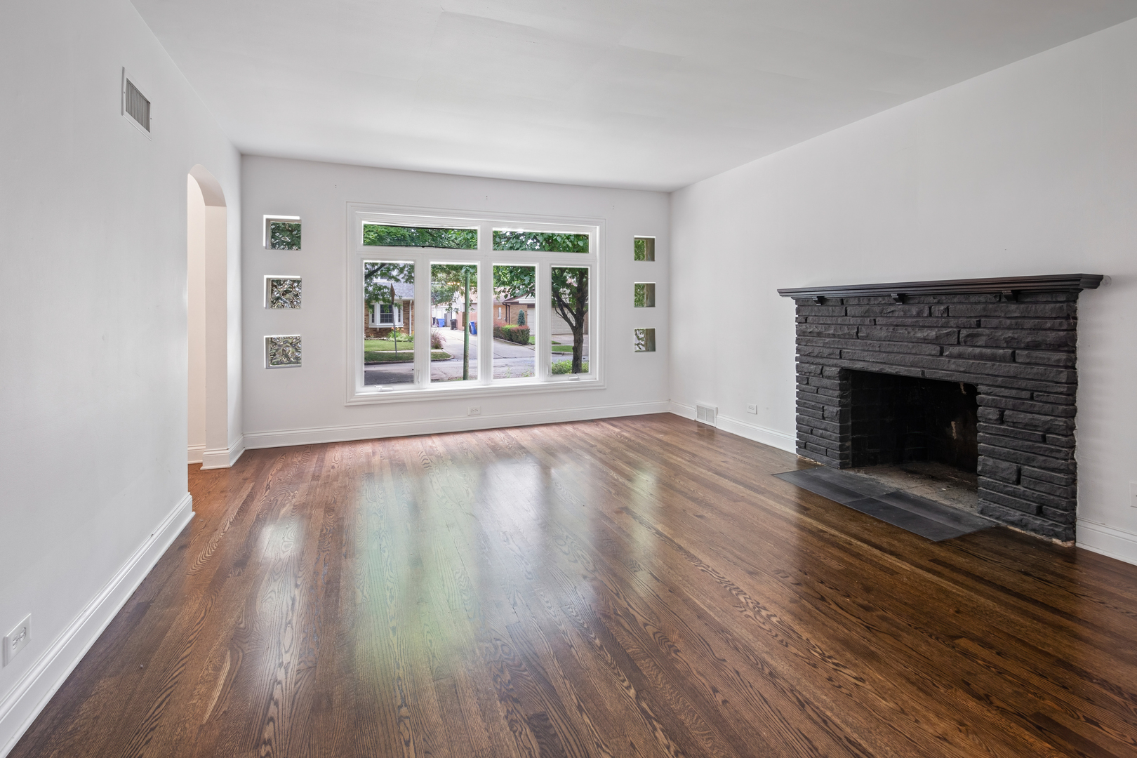 6114 N Lenox Avenue Property Photo 4
