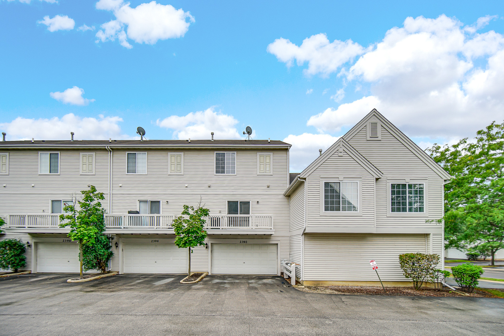 2392 Oakfield Court Property Photo 4