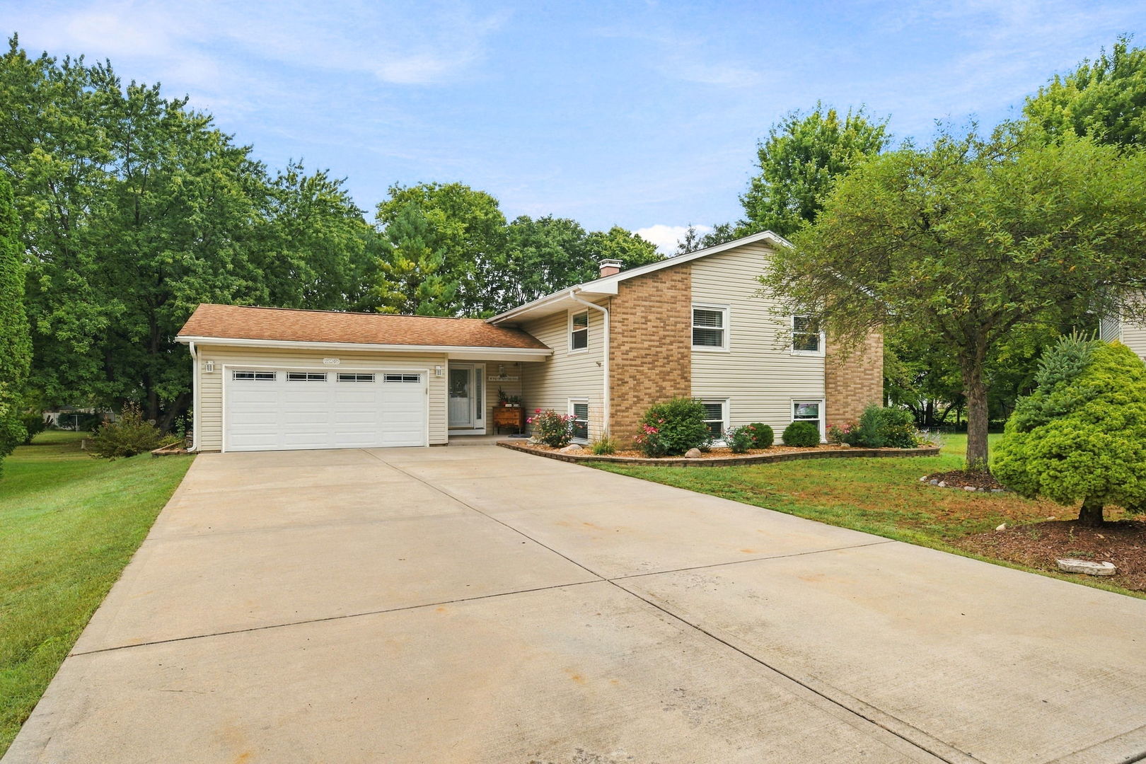 25240 W Marble Court Property Photo 2