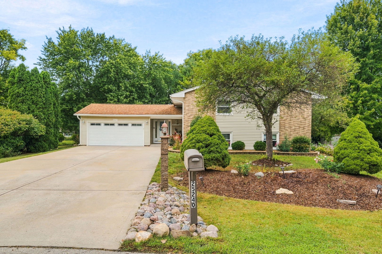 25240 W Marble Court Property Photo 3