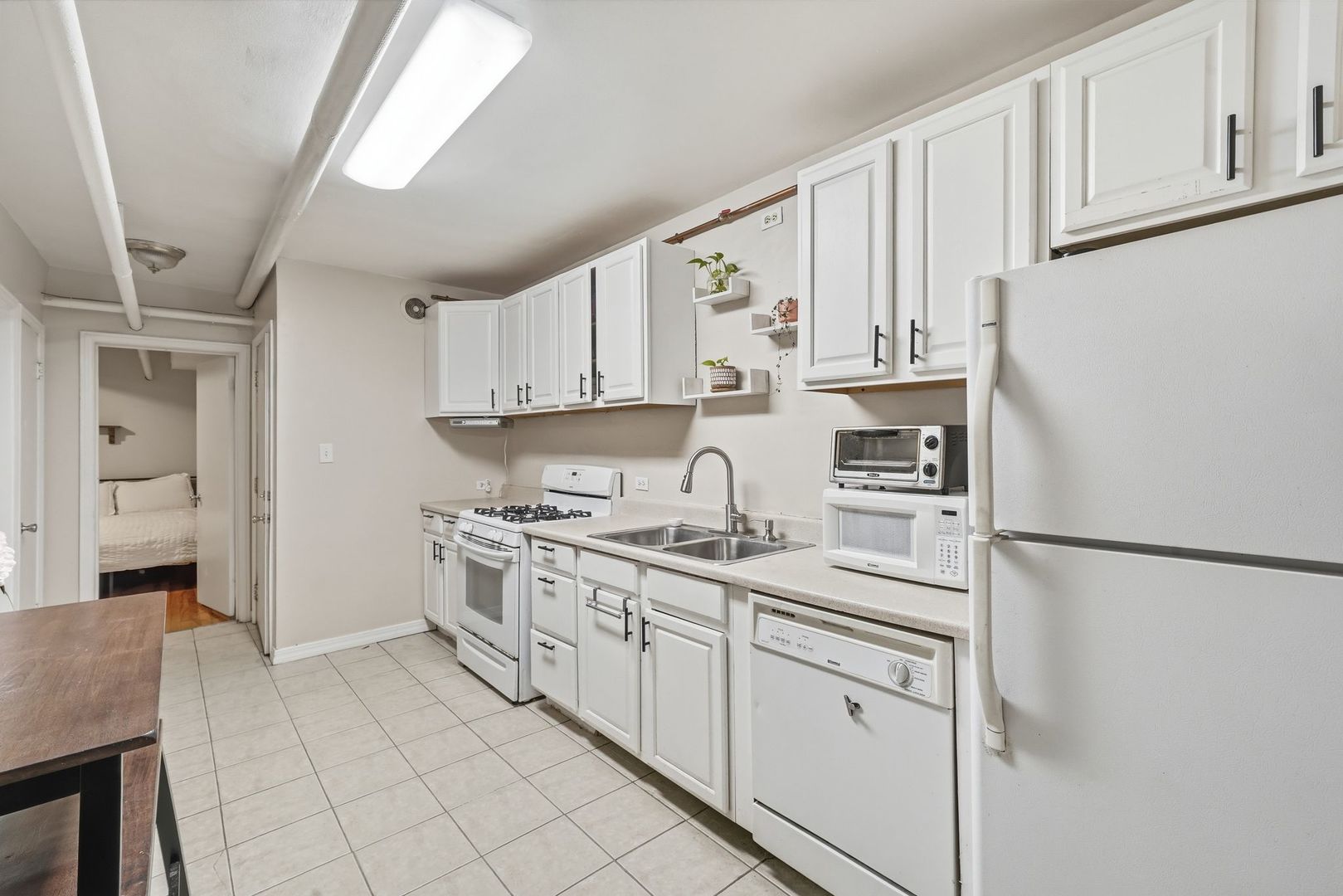 2443 W Lunt Avenue Ge Property Photo 5