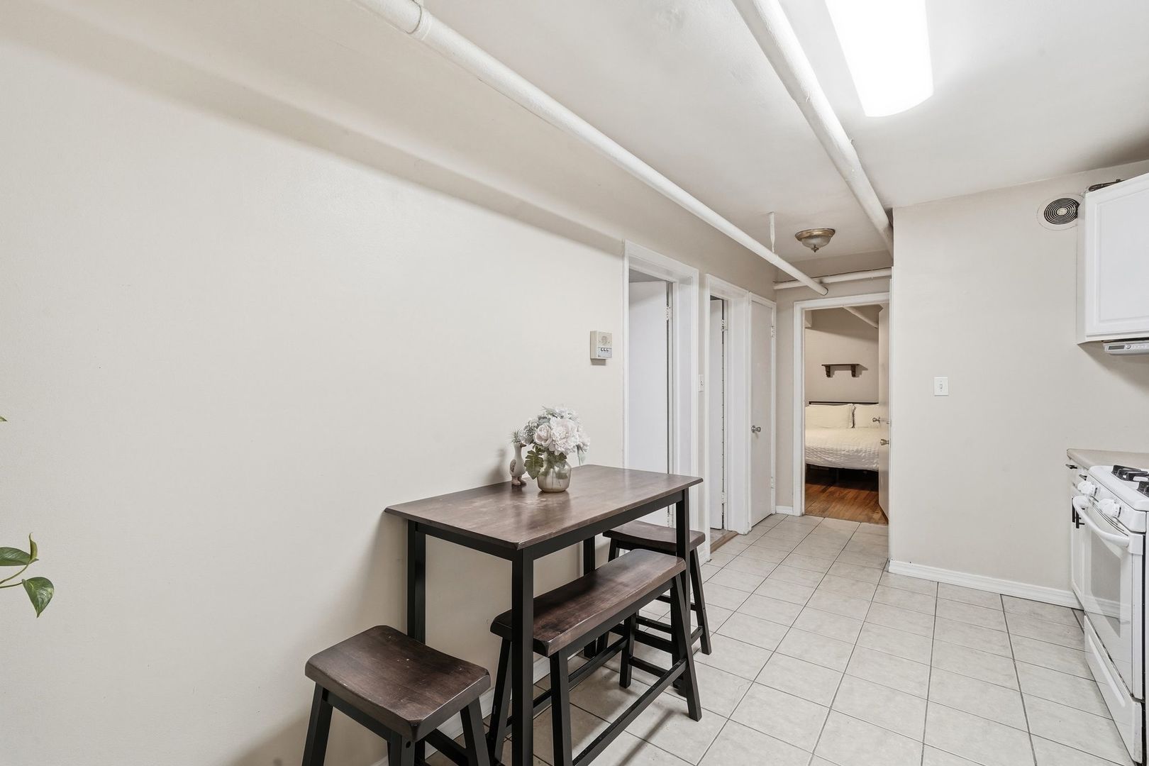 2443 W Lunt Avenue Ge Property Photo 6