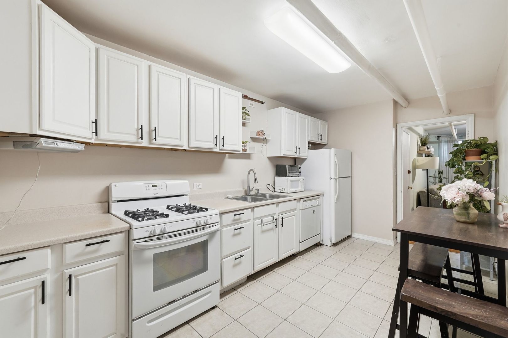 2443 W Lunt Avenue Ge Property Photo 7