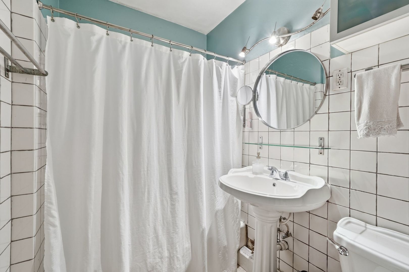 2443 W Lunt Avenue Ge Property Photo 9