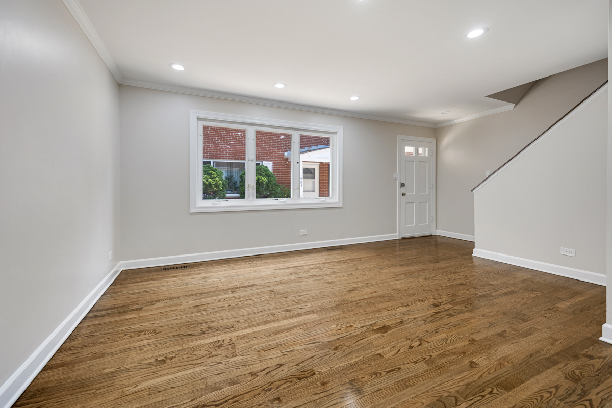 1715 W Thome Avenue Property Photo 2