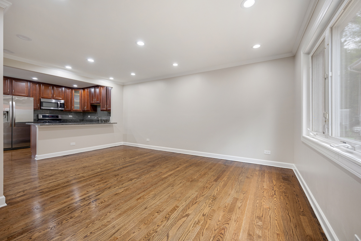 1715 W Thome Avenue Property Photo 3