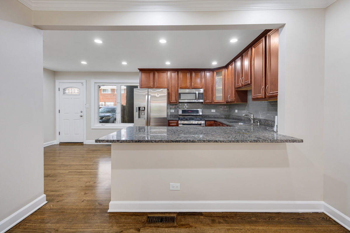 1715 W Thome Avenue Property Photo 4