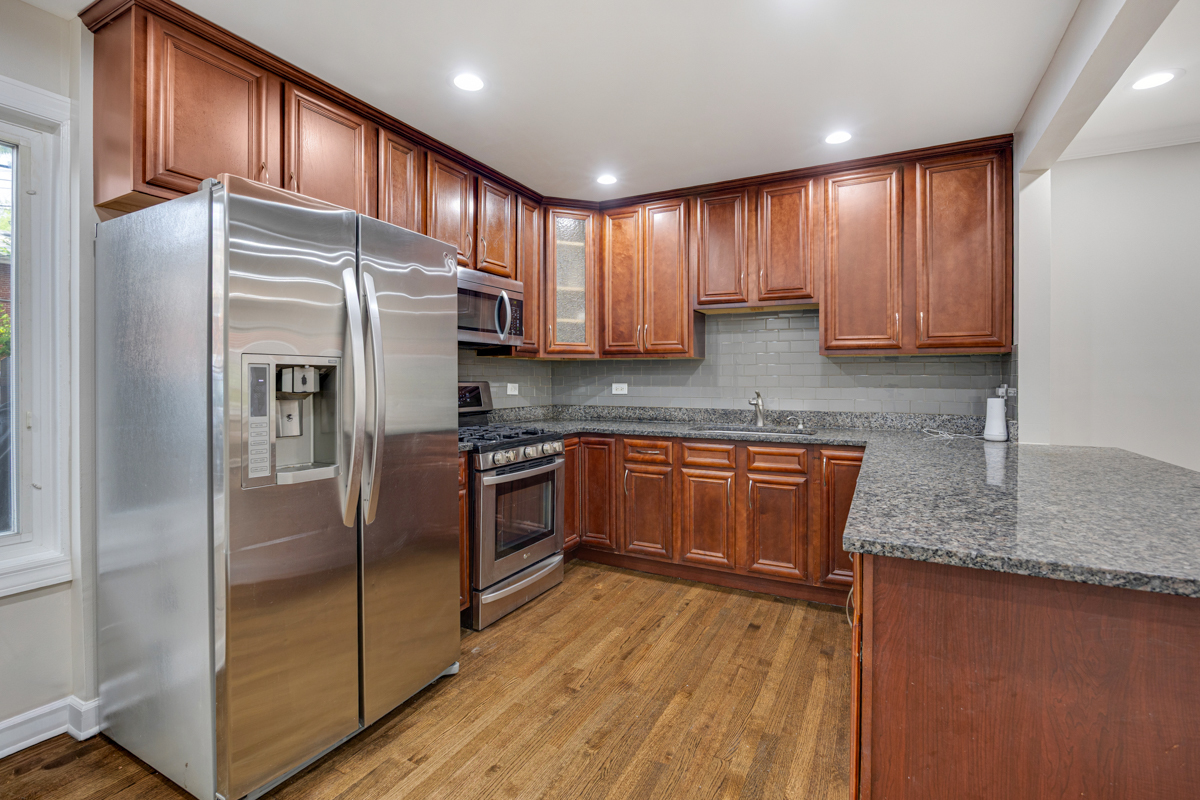 1715 W Thome Avenue Property Photo 6