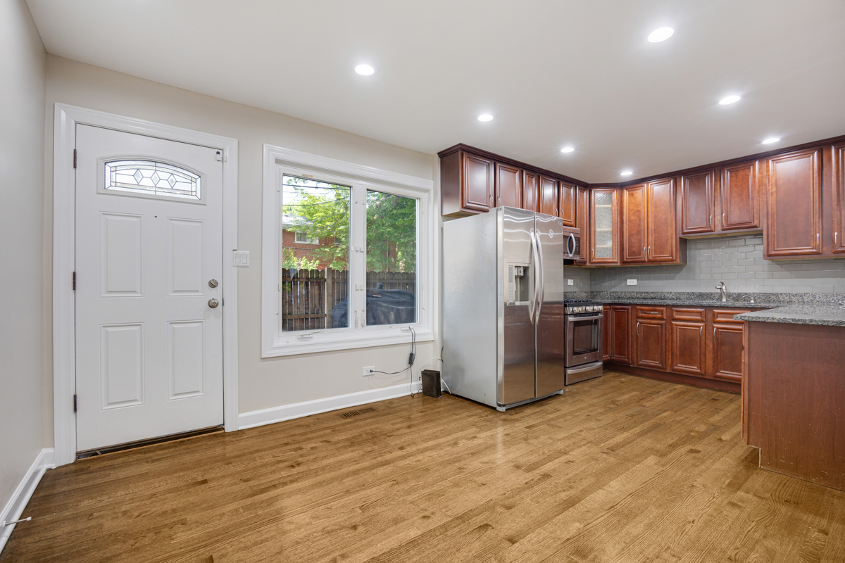 1715 W Thome Avenue Property Photo 7