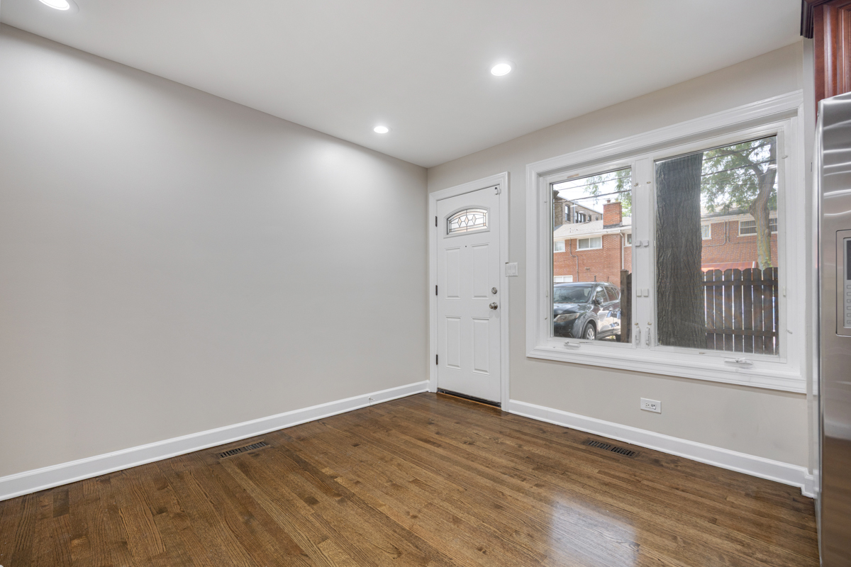 1715 W Thome Avenue Property Photo 8