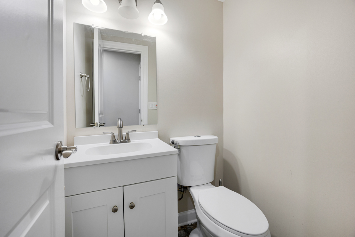 1715 W Thome Avenue Property Photo 9