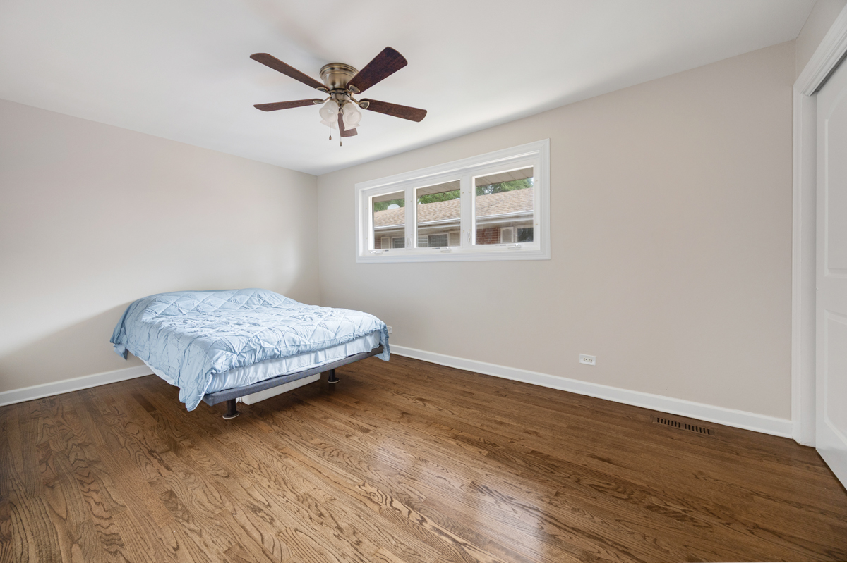 1715 W Thome Avenue Property Photo 10