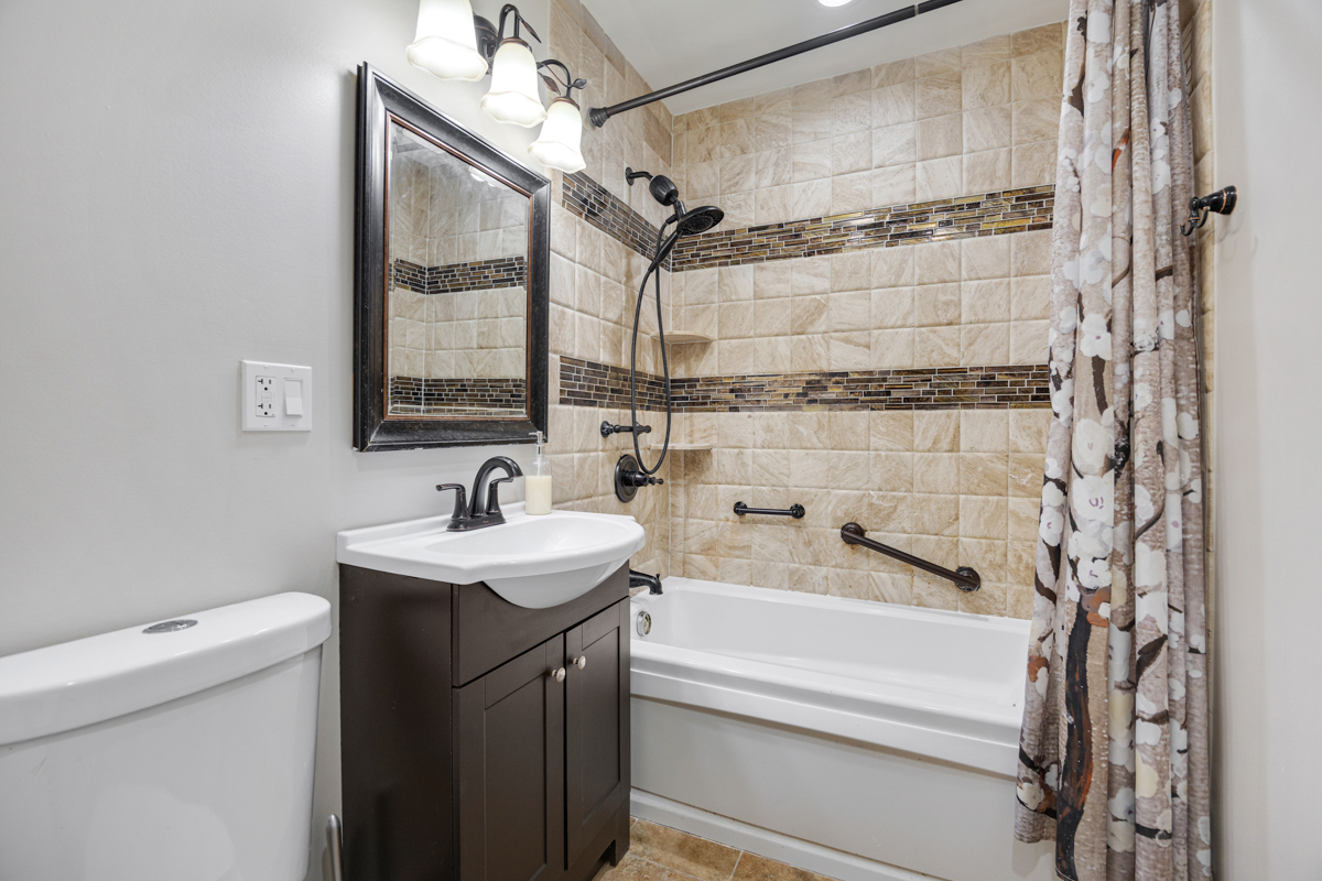 1715 W Thome Avenue Property Photo 11