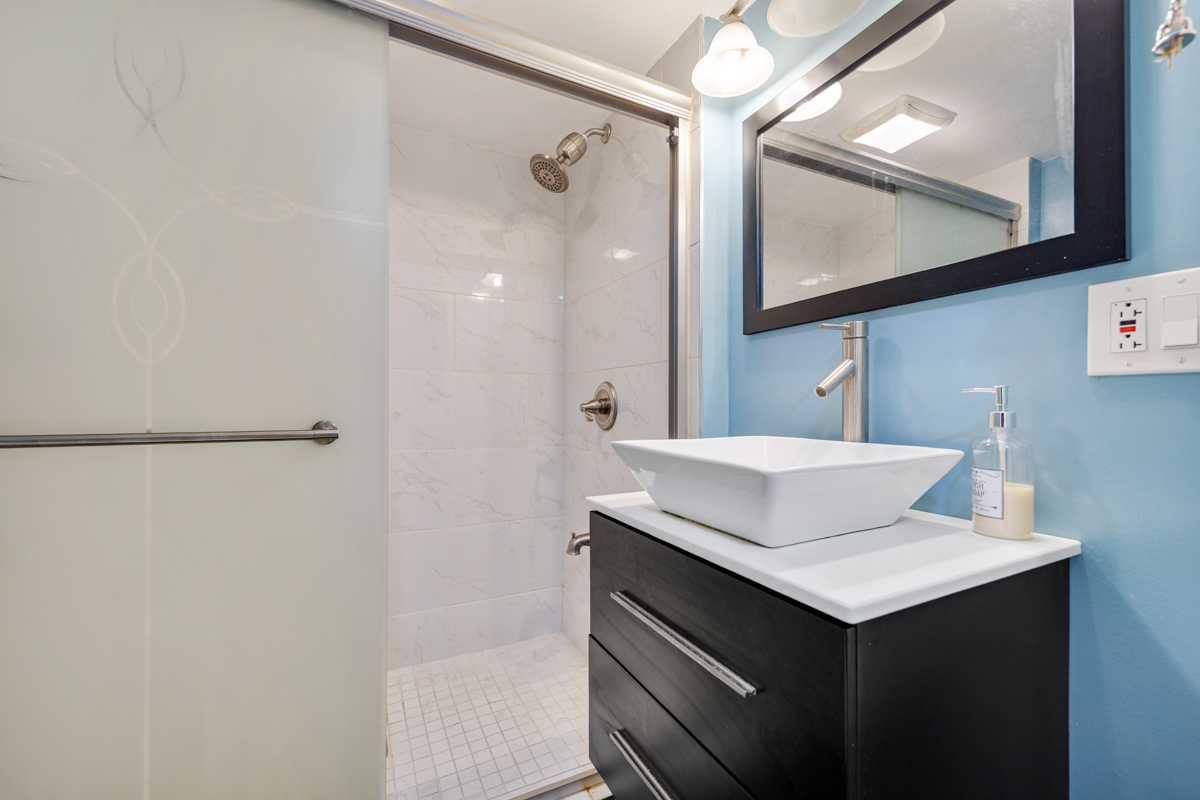 1715 W Thome Avenue Property Photo 15