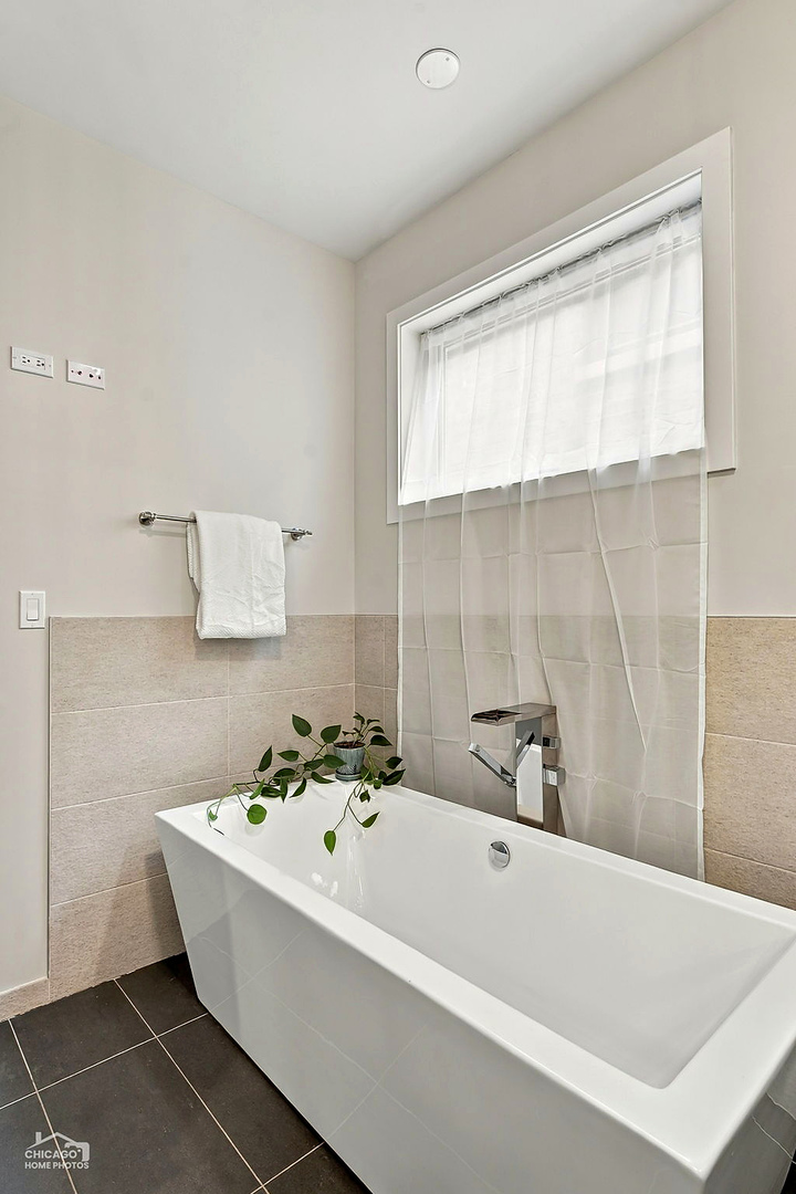 1824 W Superior Street Property Photo 19